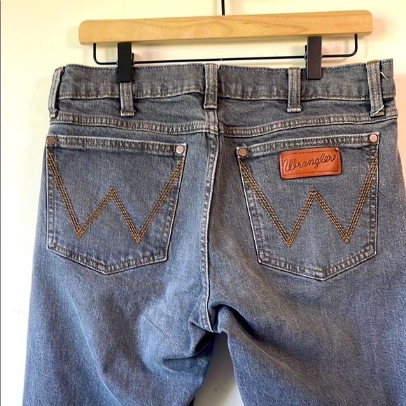 Wrangler Gray Straight-Leg Jeans Versatile Style - Picture 7 of 14